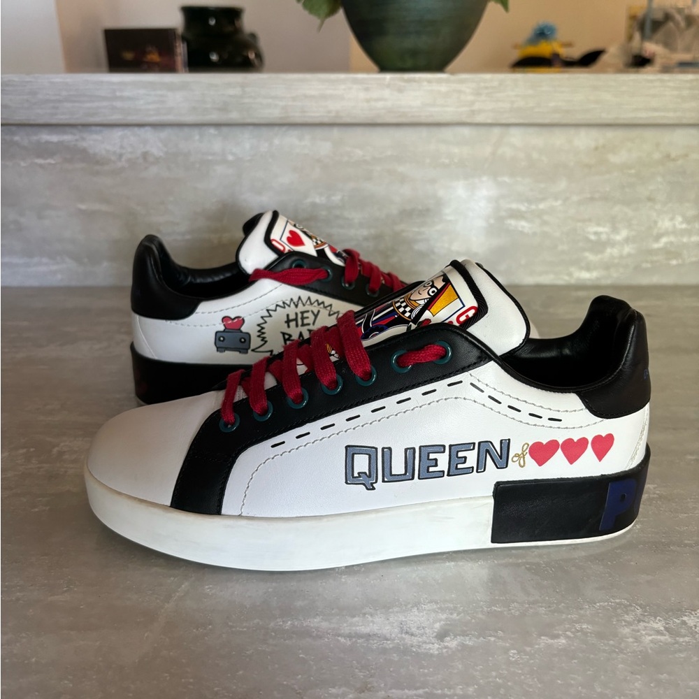 Queen Graphic Sneakers with Red Laces